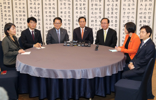 야 3당 원내대표를 비롯한 참석자들이 24일 오후 서울 여의도 국회 귀빈식당에서 '박근혜 대통령에 대한 탄핵소추안' 발의와 제출시점 등을 논의하고 있다. 왼쪽부터 더불어민주당의 이재정 원내대변인, 박완주 원내수석부대표, 국민의당 박지원 비대위원장 겸 원내대표, 더불어민주당 우상호 원내대표, 정의당의 노회찬 원내대표와 이정미 원내수석부대표, 국민의당 이용호 원내대변인.  연합뉴스